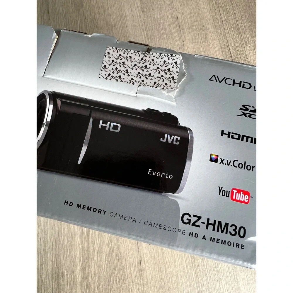 JVC HD Everio GZ-HM30 Purple Digital Camcorder 40x Optical Zoom GZ-HM30VU Boxed